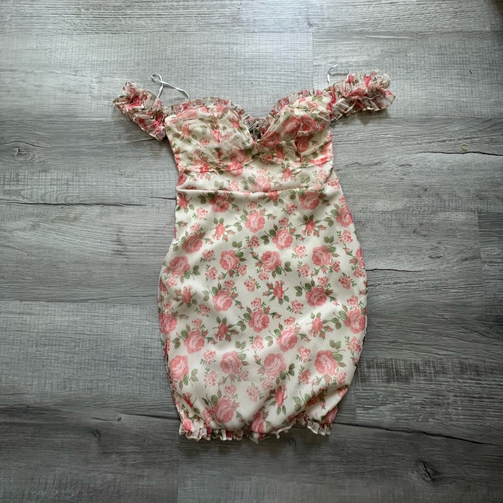 Small floral mini dress 🌸